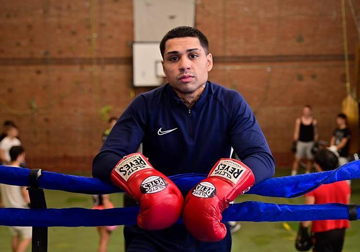 Salvi Jiménez apoyado sobre las cuerdas de un cuadrilátero.