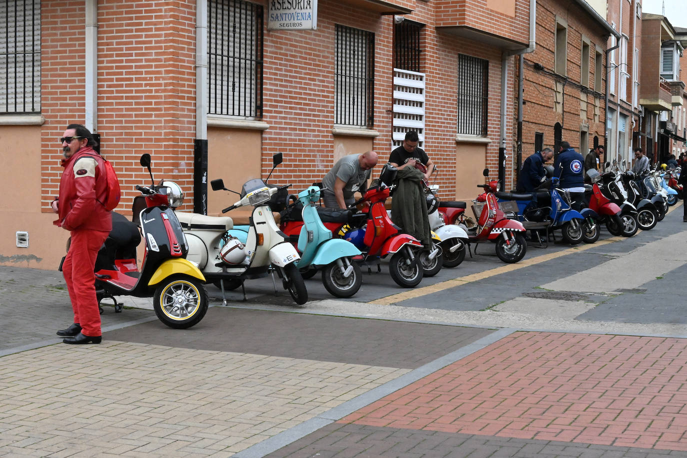 La concentración de Vespas y Lambrettas de Santovenia, en imágenes