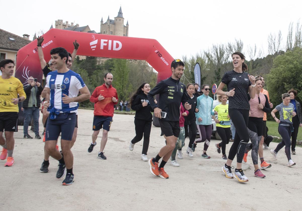 Ruth Beitia y Javi Guerra, junto a los aficionados que se han sumado al entrenamiento, este sábado en Segovia.