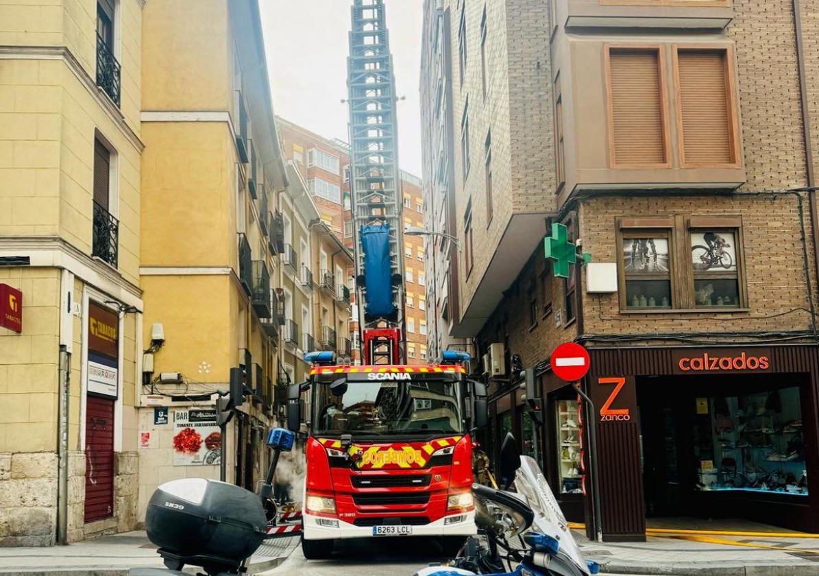 Intervención de los Bomberos y Policía Local este sábado en la calle Esgueva.