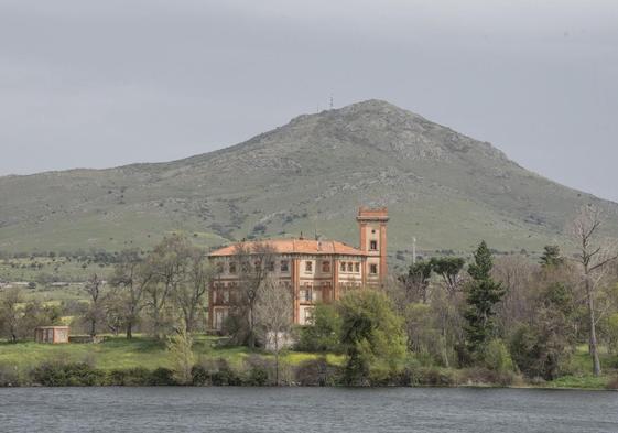 Vista nublada de la sierra y del Palacio de Santa Cecilia, en La Granja, este sábado, por el polvo en suspensión.