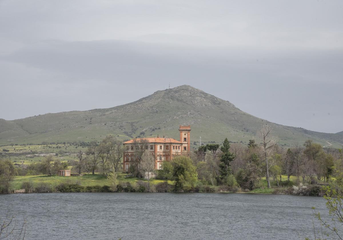 Vista nublada de la sierra y del Palacio de Santa Cecilia, en La Granja, este sábado, por el polvo en suspensión.