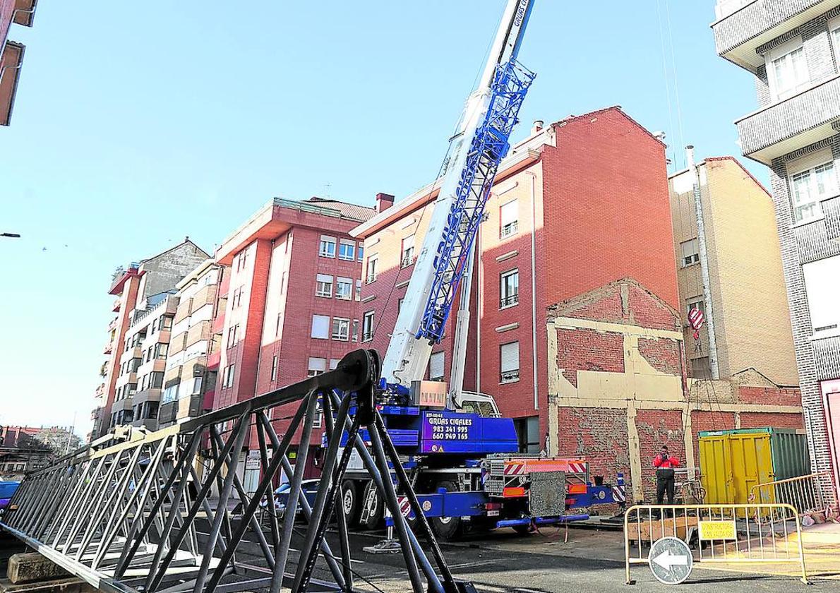 Grúa para la construcción de un bloque de pisos en la capital palentina.