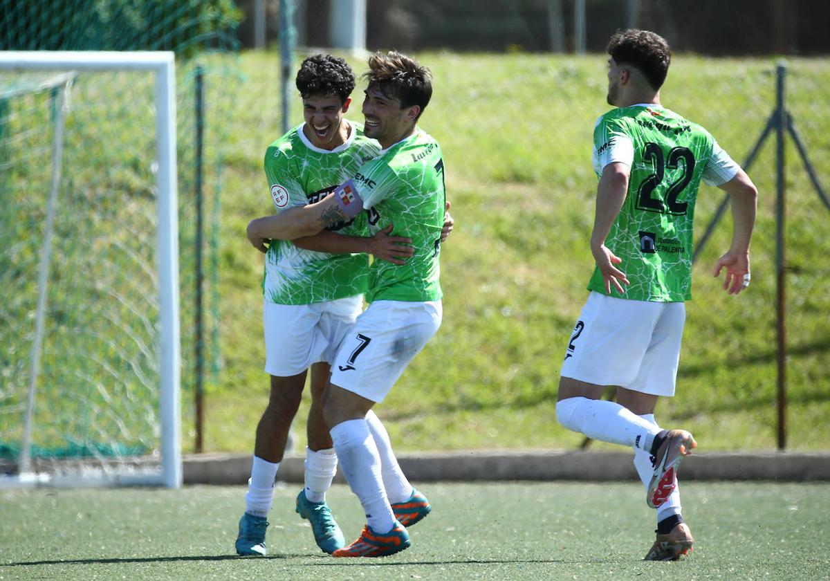 Los jugadores del Becerril celebran el solitario tanto de Moha que les dio la victoria.