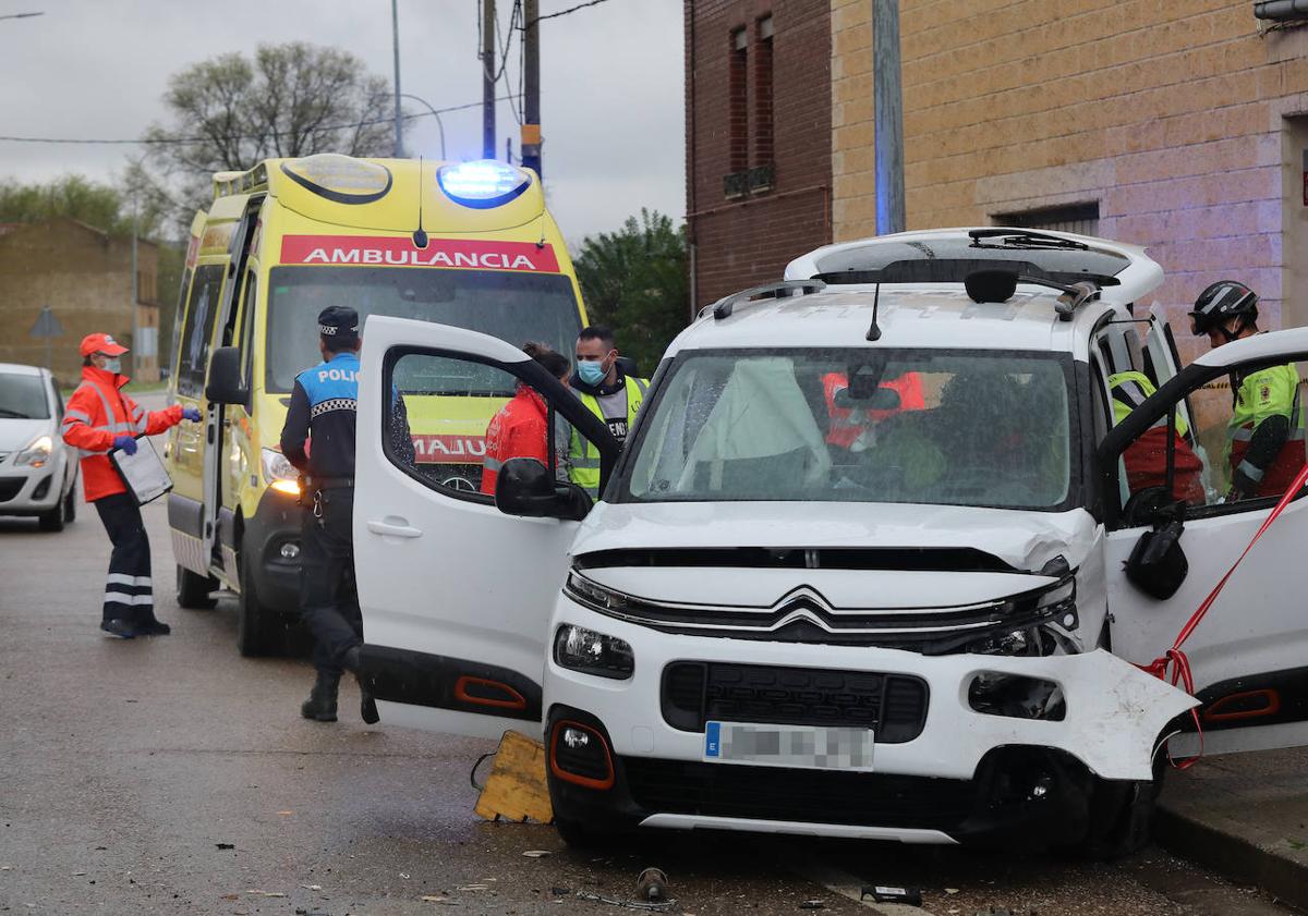 Imagen principal - Un herido en un choque entre un coche y una autocaravana