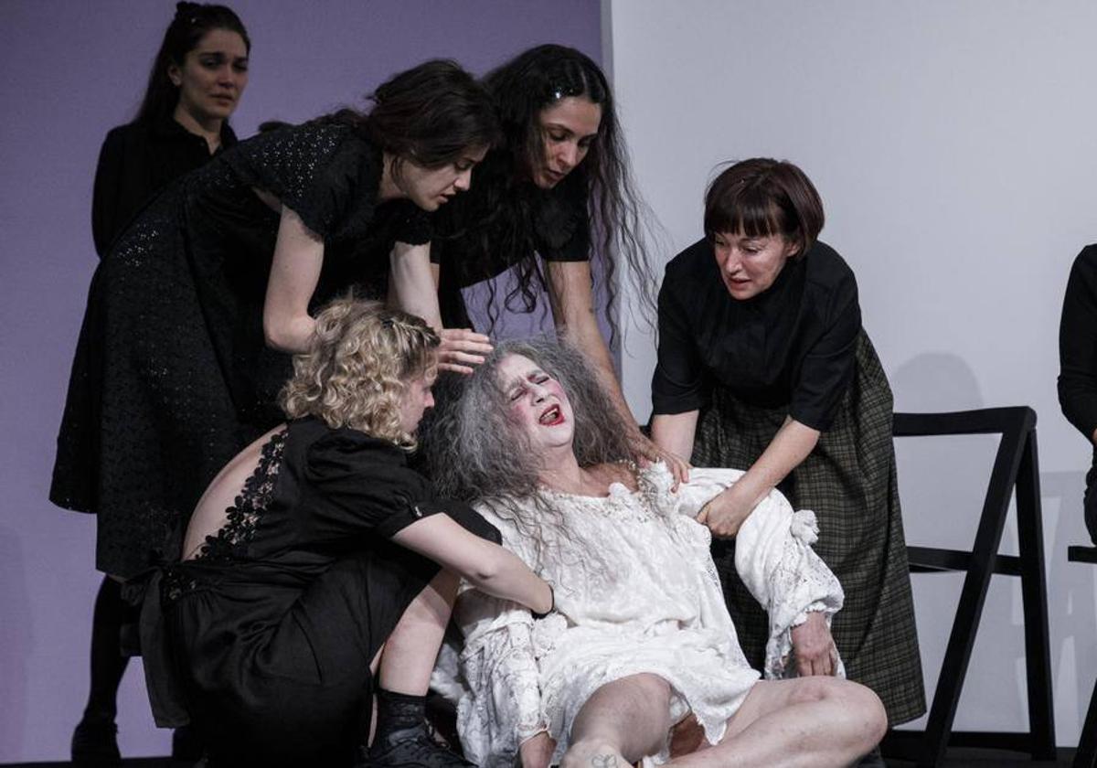 Escena de 'La casa de Bernarda Alba', del Centro Dramático Nacional.