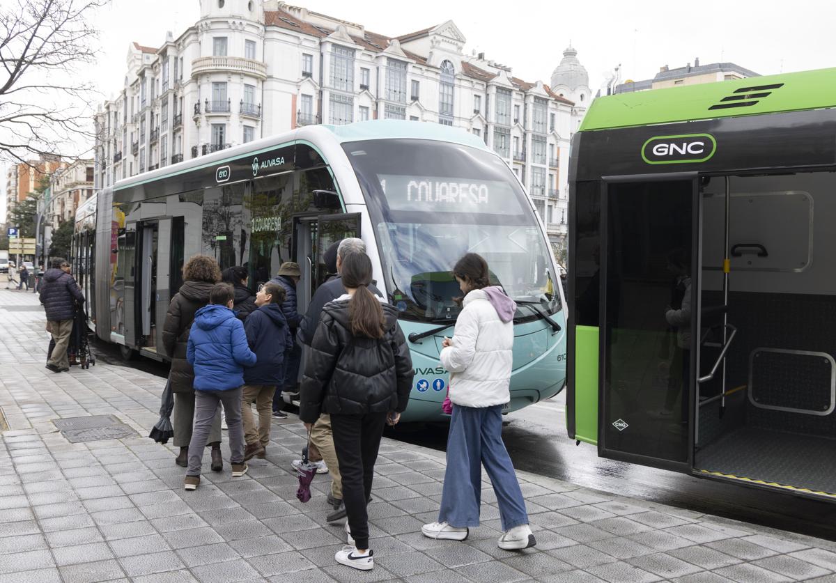 Imagen de archivo de pasajeros esperando un autobús urbano de Valladolid.