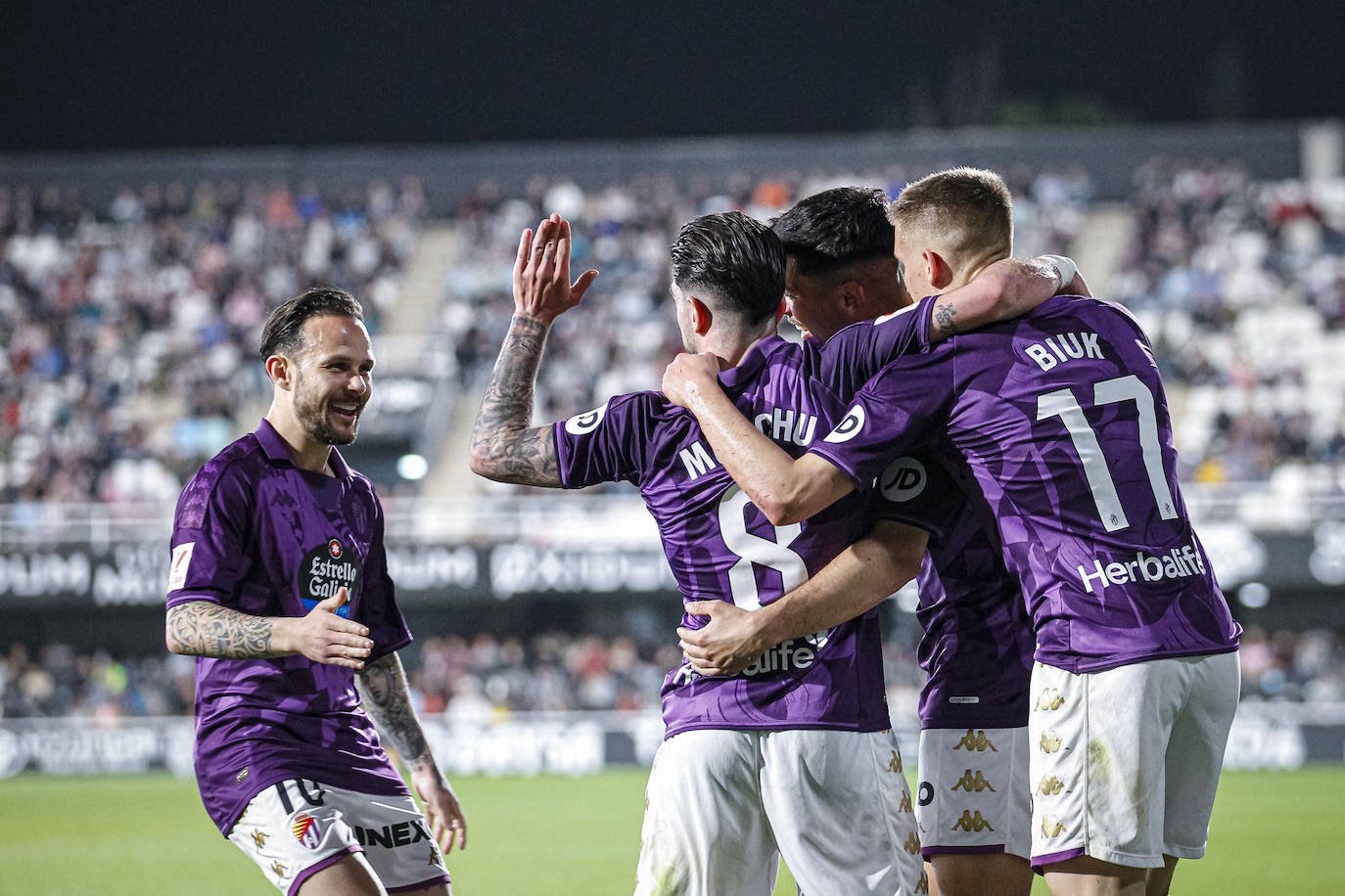 Biuk, Monchu e Iván Sánchez celebran el primer gol con Meseguer.