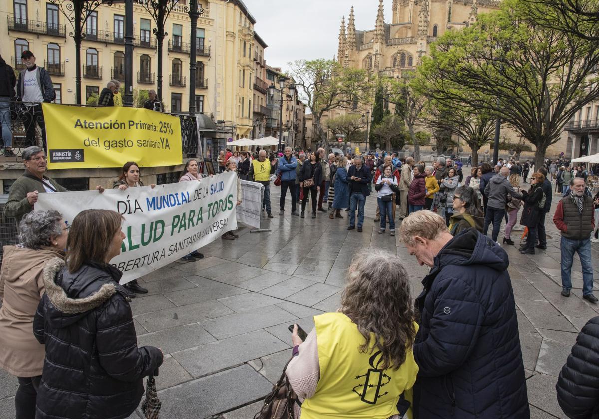 Concentración por la sanidad pública, universal y gratuita en la Plaza Mayor de Segovia.