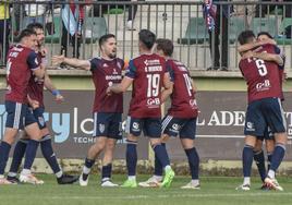 Jugadores de la Segoviana celebran el segundo tanto ante el Badajoz.