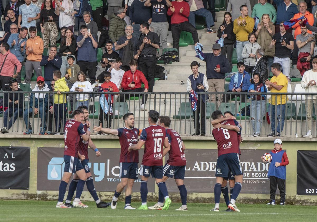 Jugadores de la Segoviana celebran el segundo tanto ante el Badajoz.