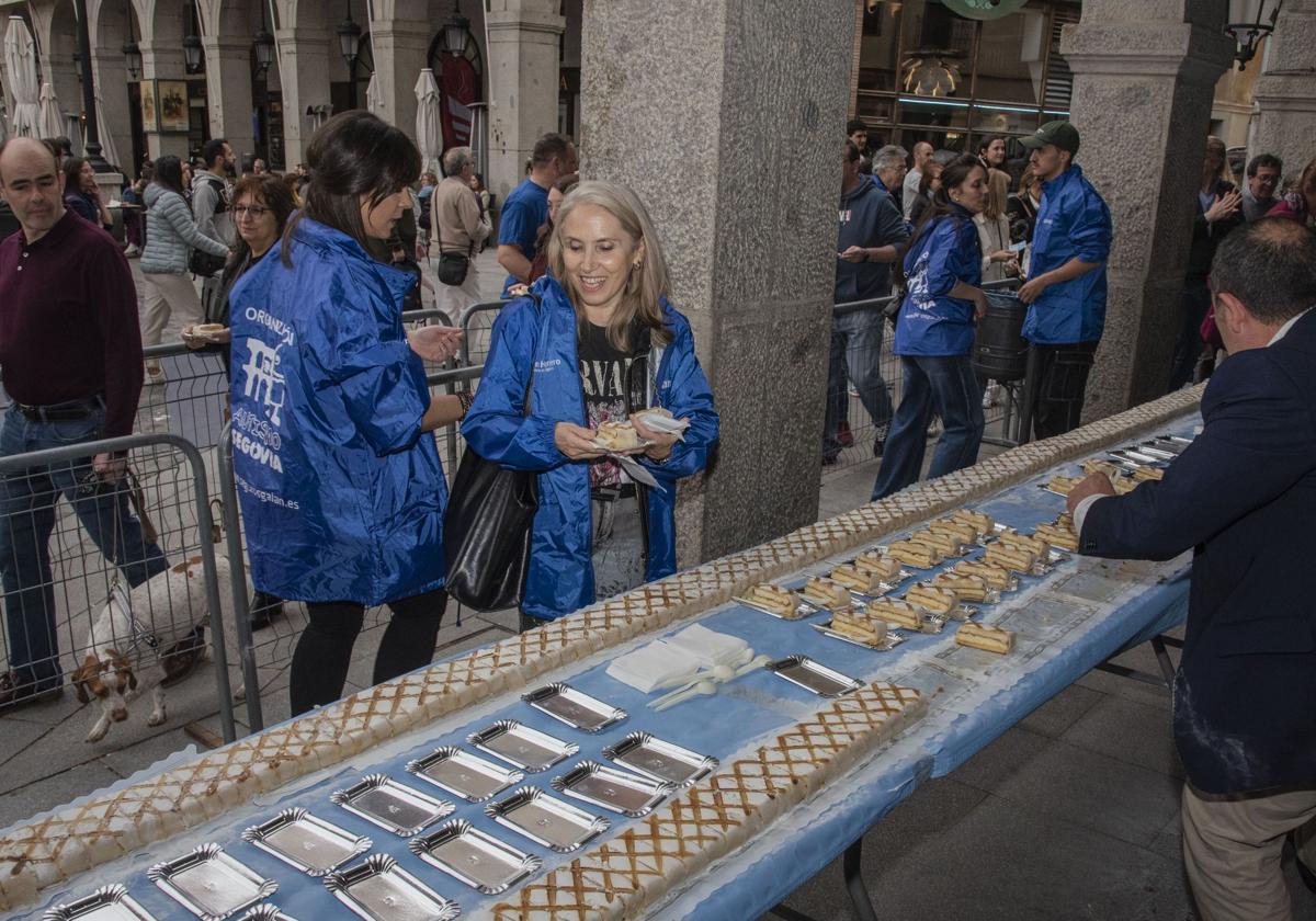 Colaboraodres y comensales preparan y degustan el ponche segoviano solidario con Autismo Segovia.