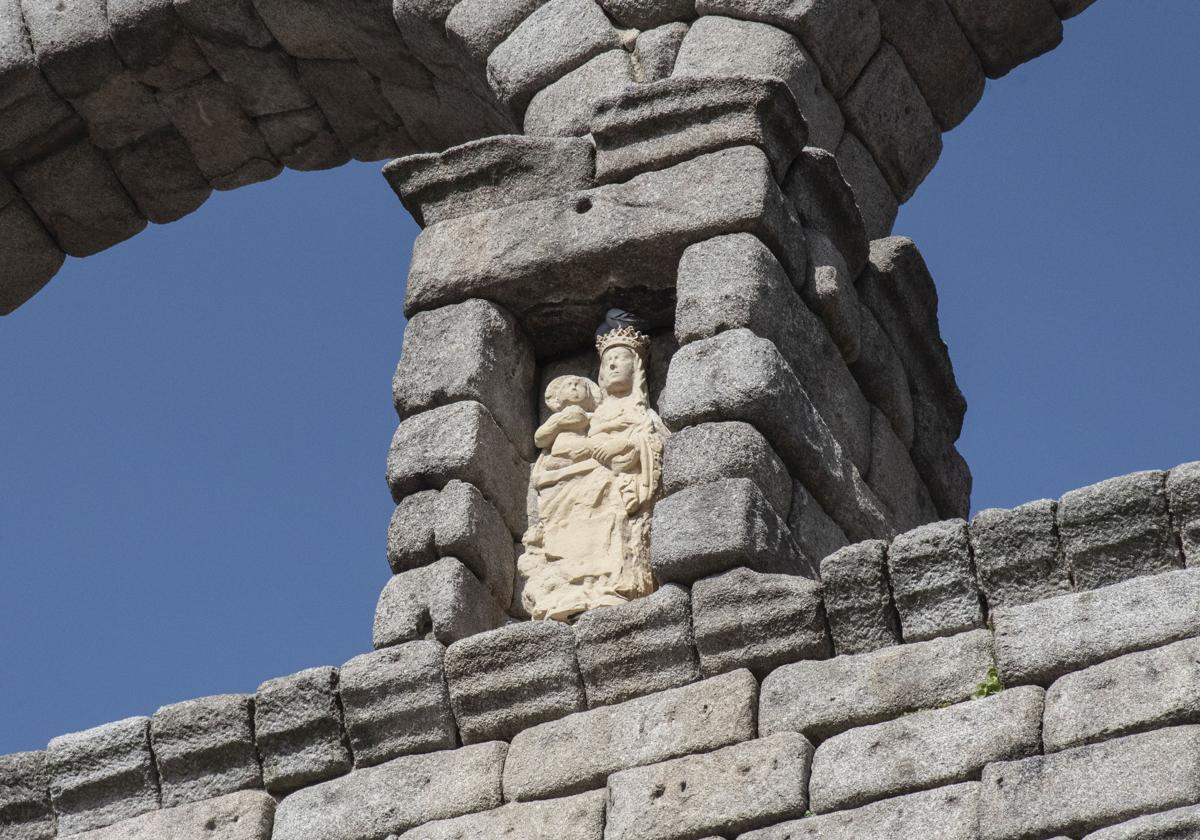 La imagen de la Virgen, este domingo, sin la bandera de España.