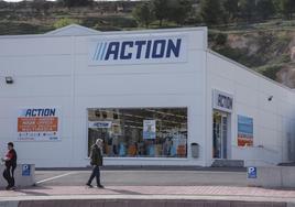 Dos personas pasean frente a la fachada de la tienda Action en el municipio segoviano de La Lastrilla.