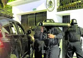La policía ecuatoriana, en el asalto a la embajada de México en Quito.