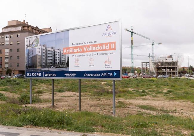 Carteles y obras en la zona de cuarteles, entre Farnesio y Nelson Mandela.