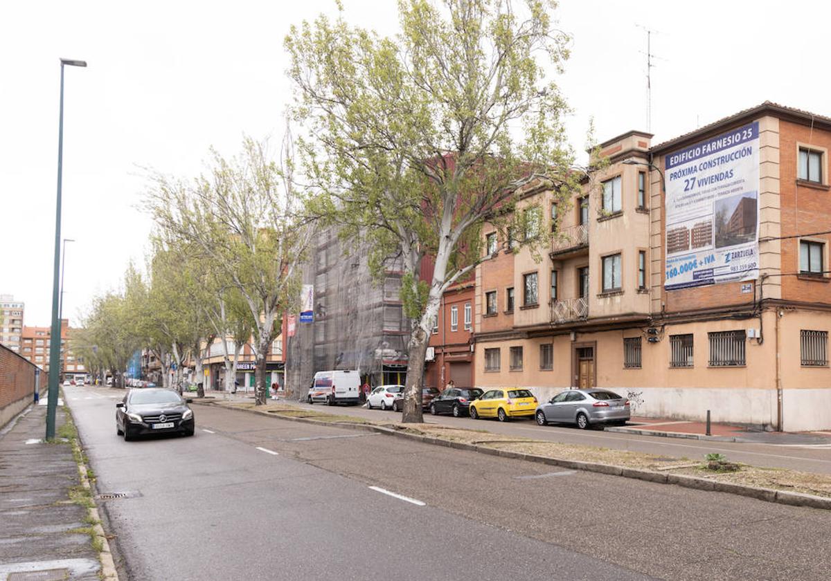 Edificio de Farnesio 25 que se demolerá para construir un nuevo bloque frente al futuro barrio de los talleres de Renfe.