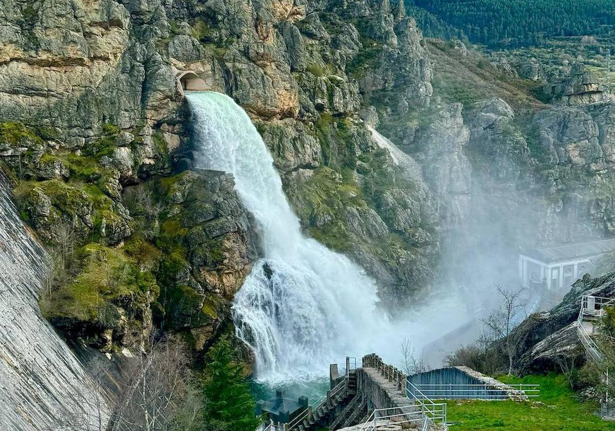 Apertura del aliviadero del embalse de Camporredondo.