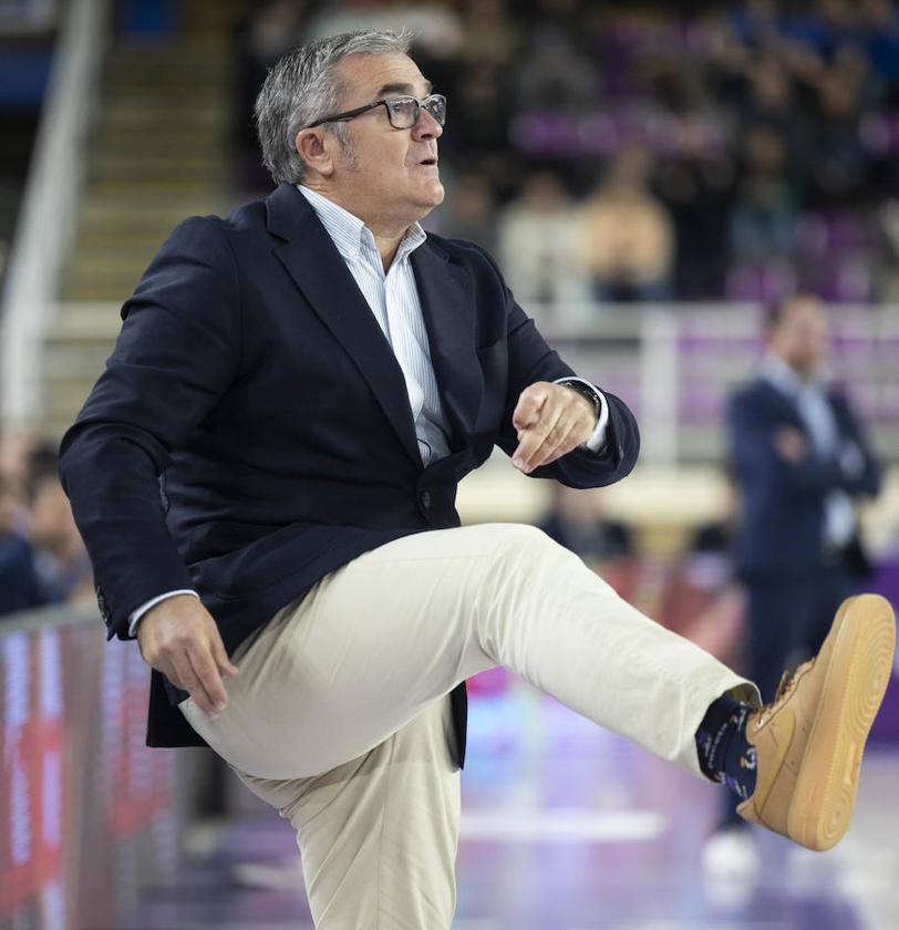 Paco García lanza una patada en el último partido en Pisuerga ante San Pablo.