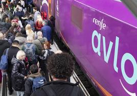 El primer tren de Avlo que ha salido de la estación Valladolid-Campo Grande, este lunes a las 15:50 horas.