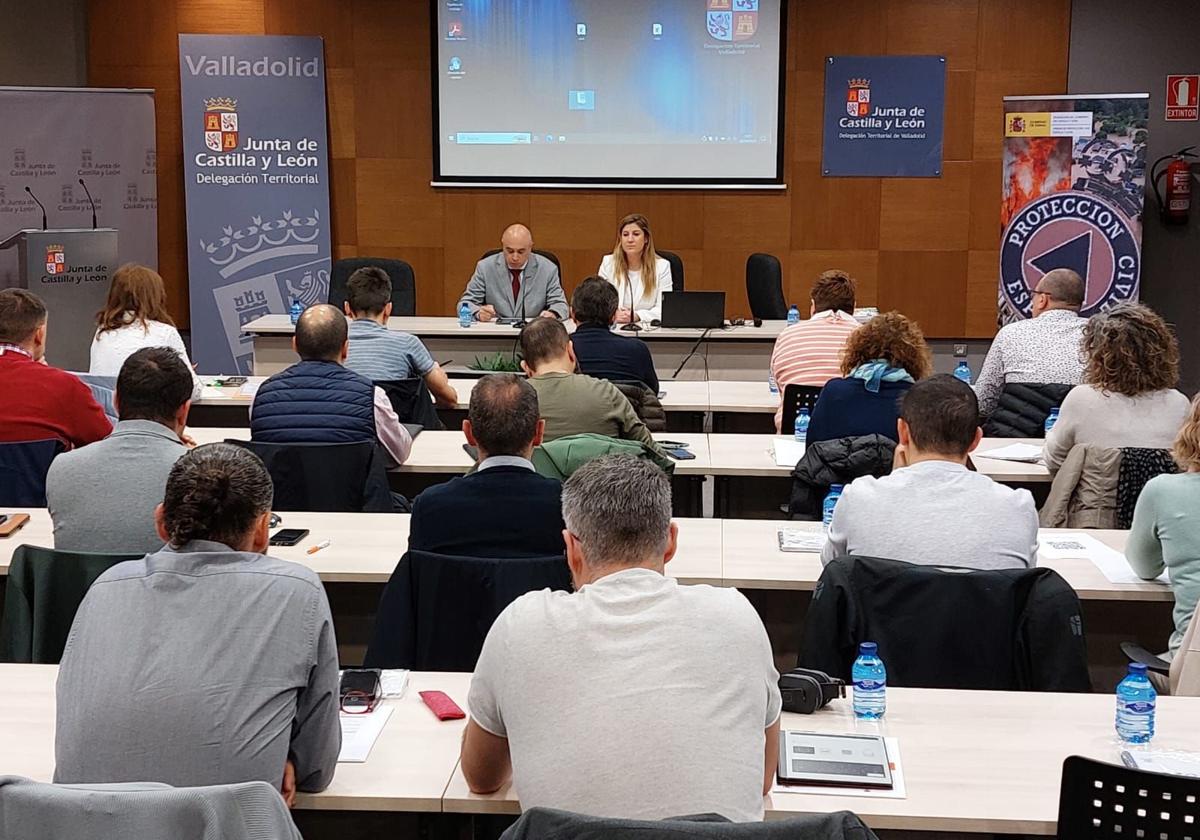 El subdelegado del Gobierno, Jacinto Canales, y la delegada territorial de la Junta, Raquel Alonso, este lunes en la recepción a los participantes del curso.