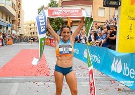 Lidia Campo celebrando el triunfo en línea de meta.
