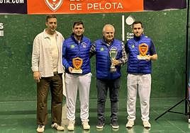 El Puertas Bamar, con su patrón Pedro Martínez en el centro, posa con el trofeo de campeones de la Copa del Rey.