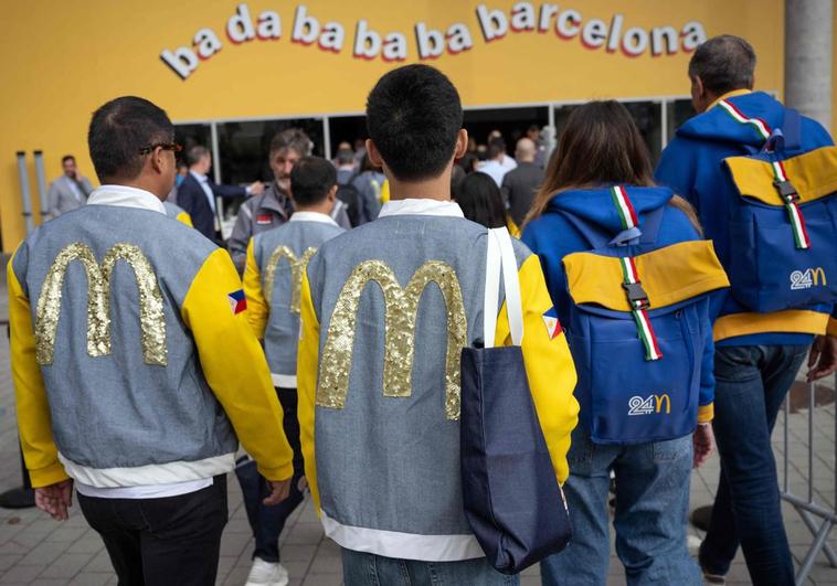 Invitados al McDonald's Worldwide de diferentes países acceden al recinto.