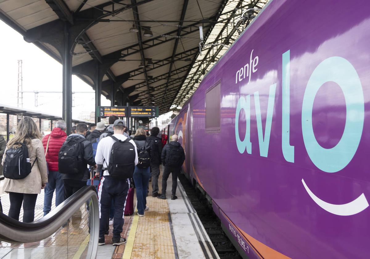 Viajeros acceden al primer tren de Avlo en la estación de Valladolid este lunes.