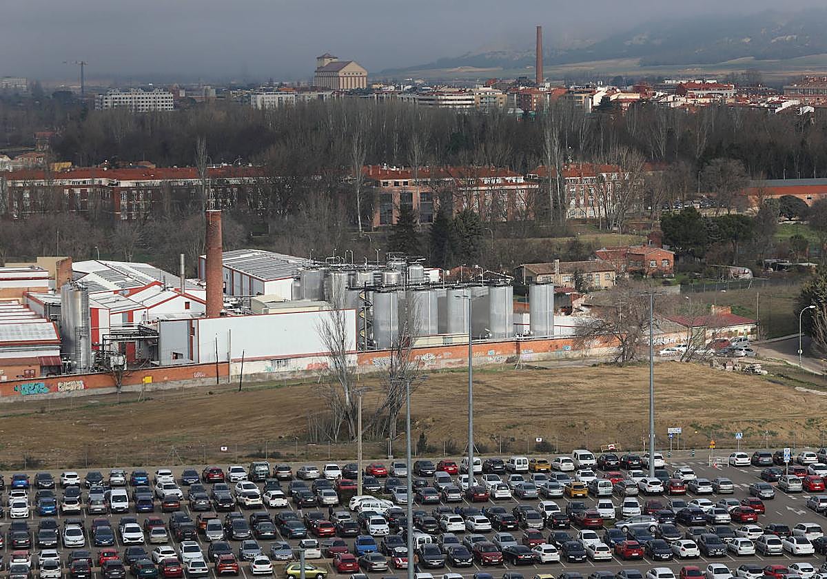 Solar entre el aparcamien y la fábrica de Seda donde se construirá la unidad de radioterapia.