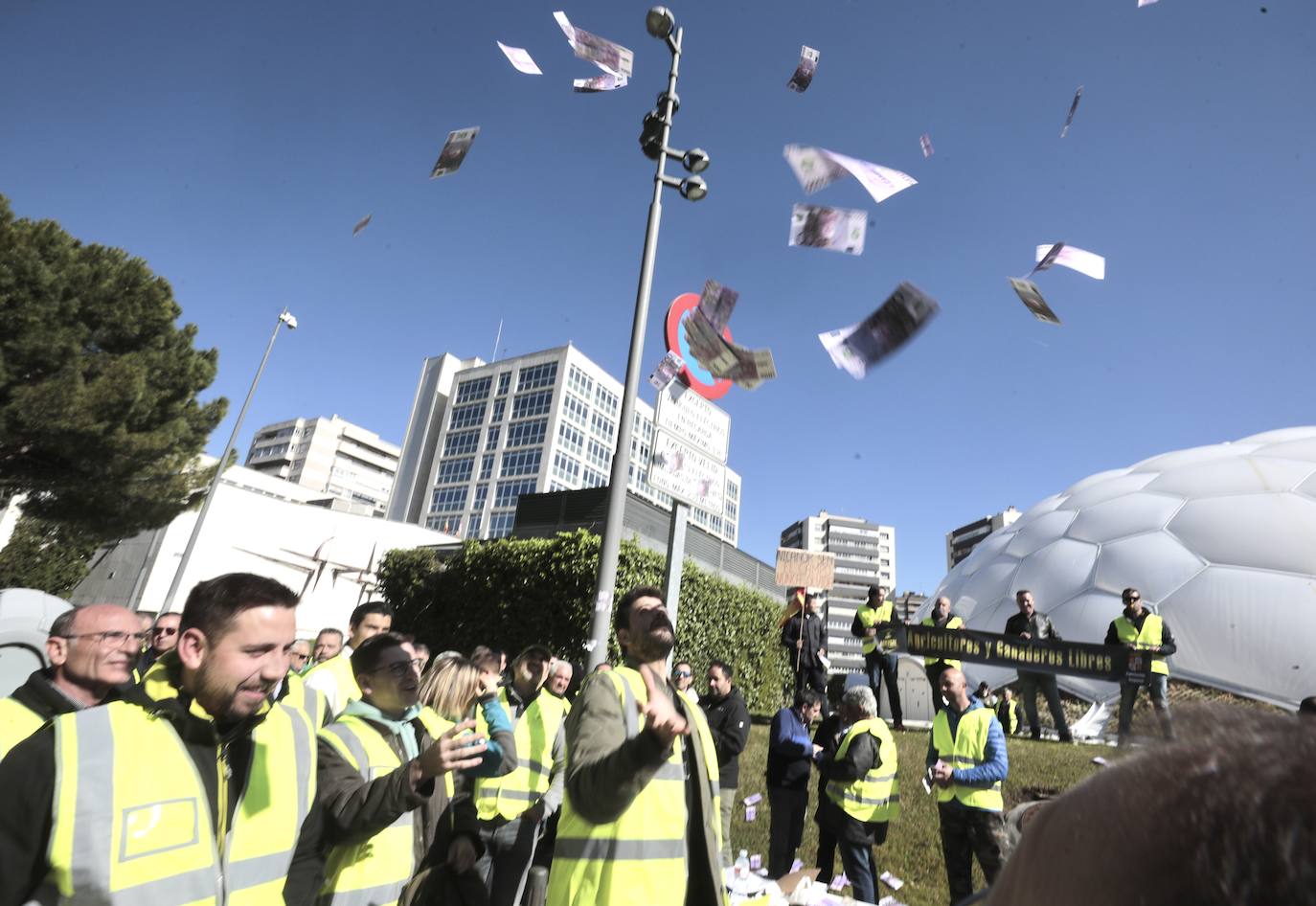 Los agricultores protestan ante la Delegación del Gobierno