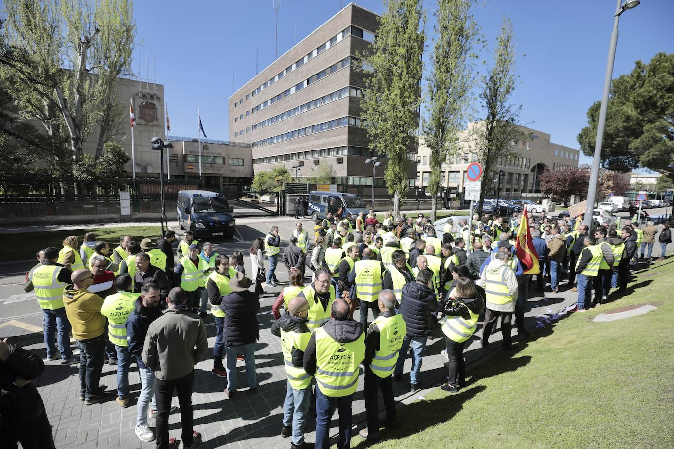 Los agricultores protestan ante la Delegación del Gobierno