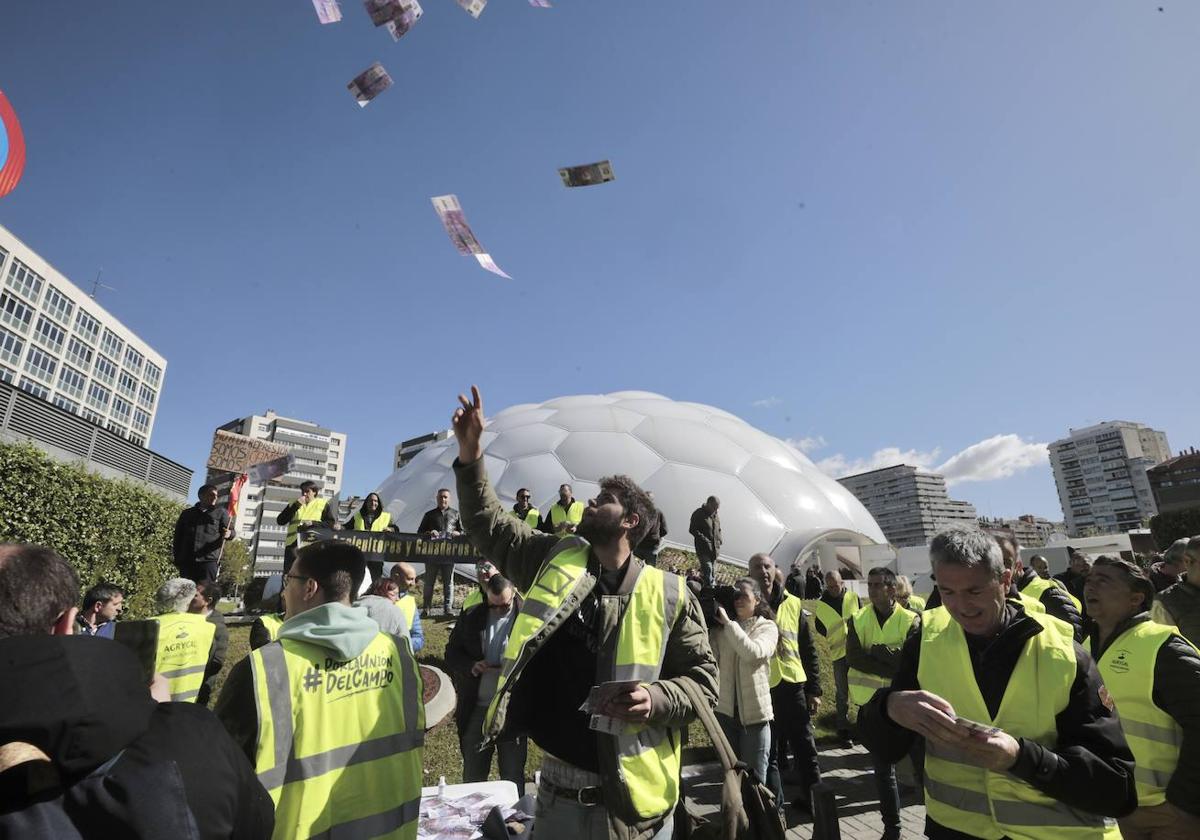 Los agricultores protestan ante la Delegación del Gobierno