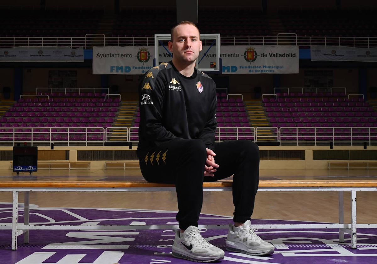 Devin Schmidt posa en el centro de la pista, en el polideportivo Pisuerga.