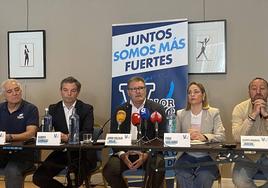 Jorge Calleja 'Hollister', acompañado de su junta directiva en la presentación la candidatura.