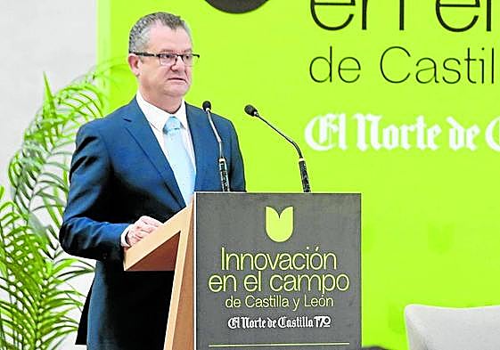 El consejero de Agricultura, Ganadería y Desarrollo Rural durante su intervención en el foro.