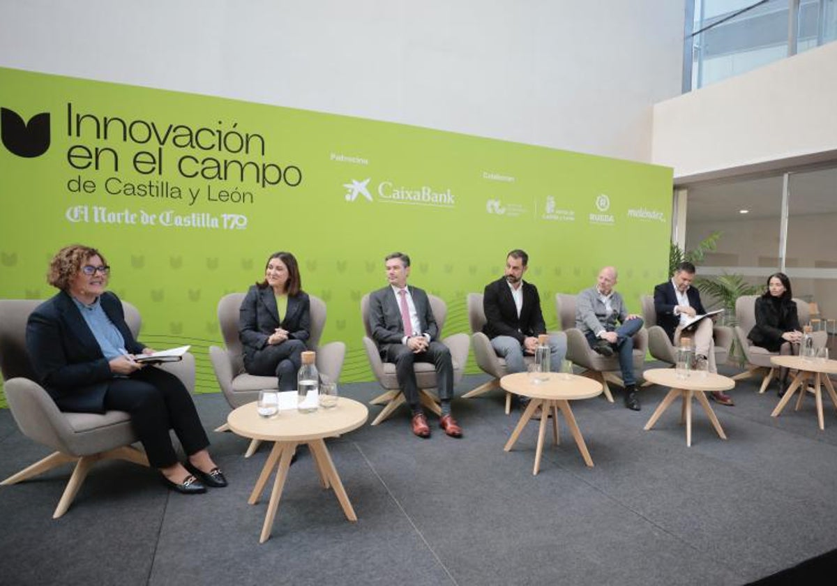 Silvia G. Rojo, presentadora y moderadora del acto; Mónica Díez, directora de Marketing y RRPP Externas de Patatas Meléndez; Carlos Yllera, presidente del CRDO Rueda; Iván Rodríguez, CEO de Mar Adentro y Grupo la Alondra; Pablo Linares, director gerente de Alimentos de Calidad del Bierzo, Eduardo Marcos, socio fundador de Guijuelo Gourmet, y Ana Belén Martín Diana, jefa de Área de Innovación y Optimización de Procesos de Itacyl.