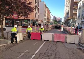 Operarios de la empresa que ejecutará las obras han clausurado el túnel a las diez de la mañana de este martes.