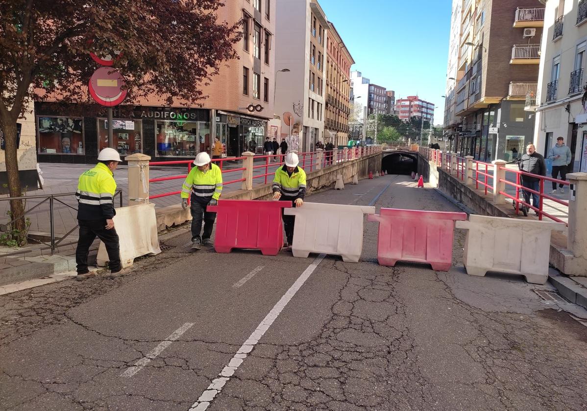 Operarios de la empresa que ejecutará las obras han clausurado el túnel a las diez de la mañana de este martes.