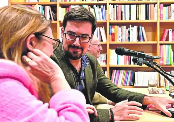 Guillermo del Valle, en la presentación de su libro en Valladolid junto a Soraya Rodríguez y Francisco Igea.