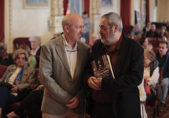 José Besteiro, junto a Carlos Aganzo, en el Círculo de Recreo.