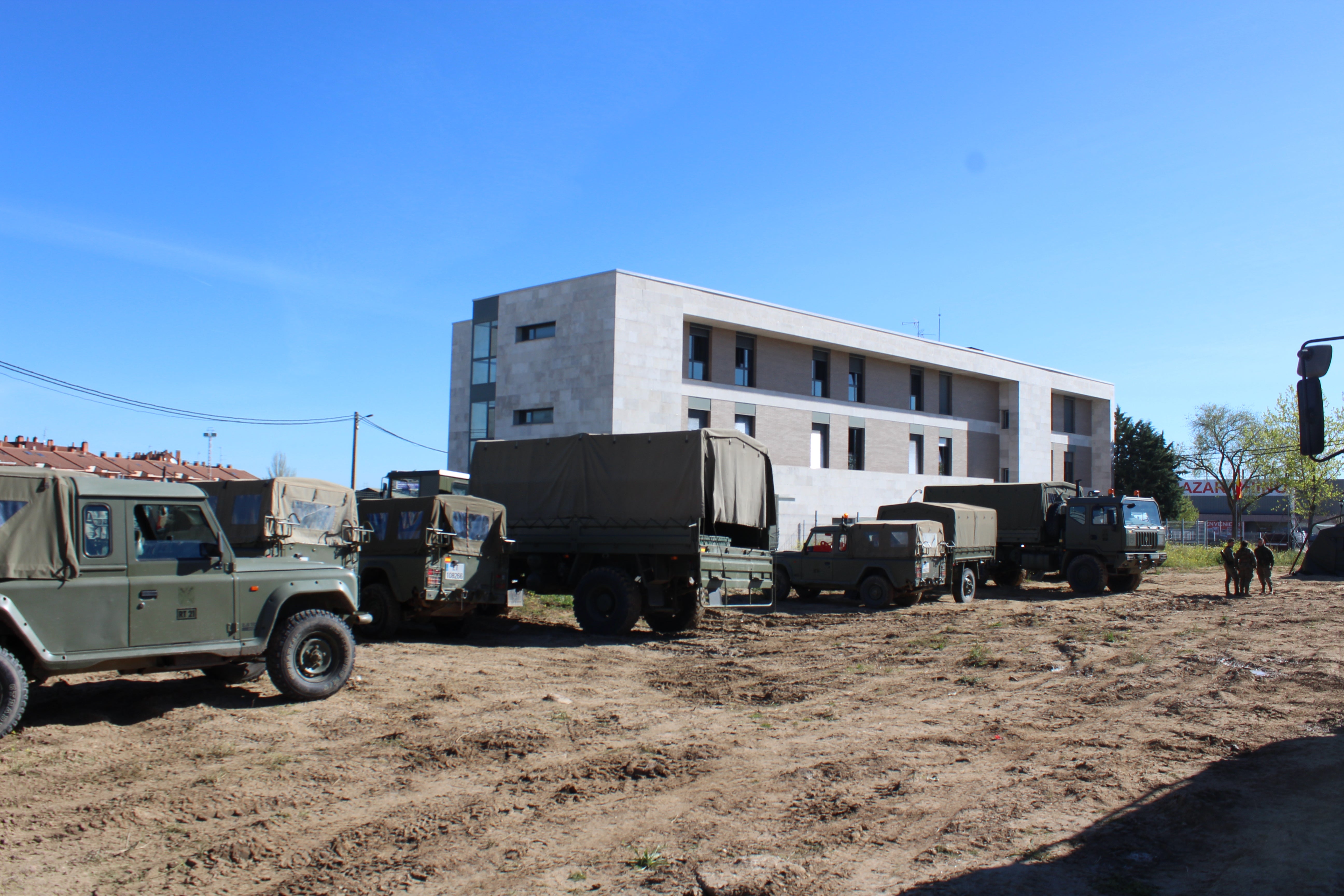 Vehículos junto al Albergue Municipal 