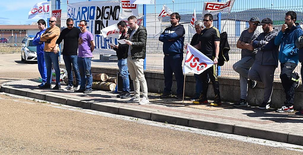 Trabajadores en protesta, a la puerta de la fábrica de Cerealto Siro, a primera hora de esta tarde.