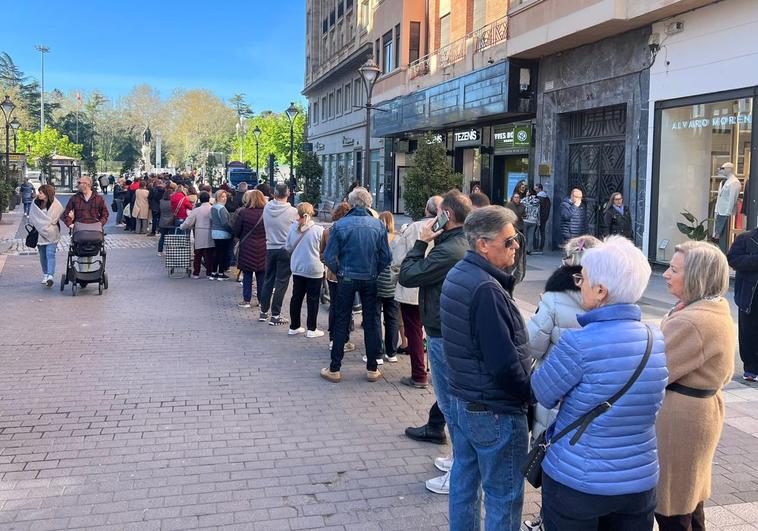 Colas en la calle Santiago de Valladolid hoy para lograr una tarrina gratis de fresas.