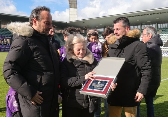 José David Nieto y su madre reciben una placa en el homenaje a David Nieto.