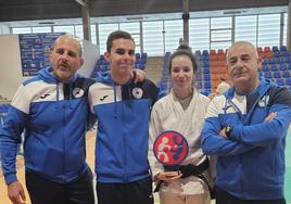 Irene Catalá con el trofeo de campeona junto con sus entrenadores.