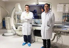 Los doctores Mario Martínez-Galdámez, neurointervencionista y Carlos A. Rodríguez Arias, neurocirujano, en la Sala de Hemodinámica del Clínico.