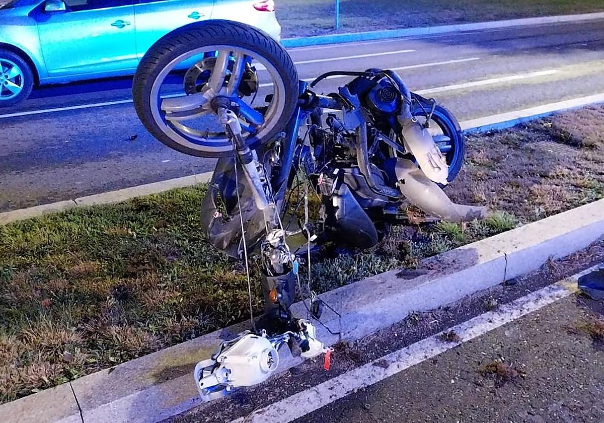 Estado en el que quedó la moto tras el impacto en el puente de Hispanoamérica en la noche del 2 de marzo.