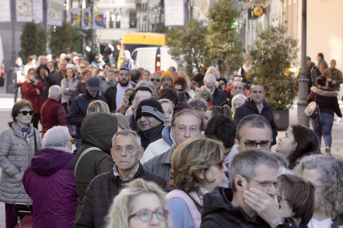 Colas en el reparto de tarrinas con fresas en Valladolid