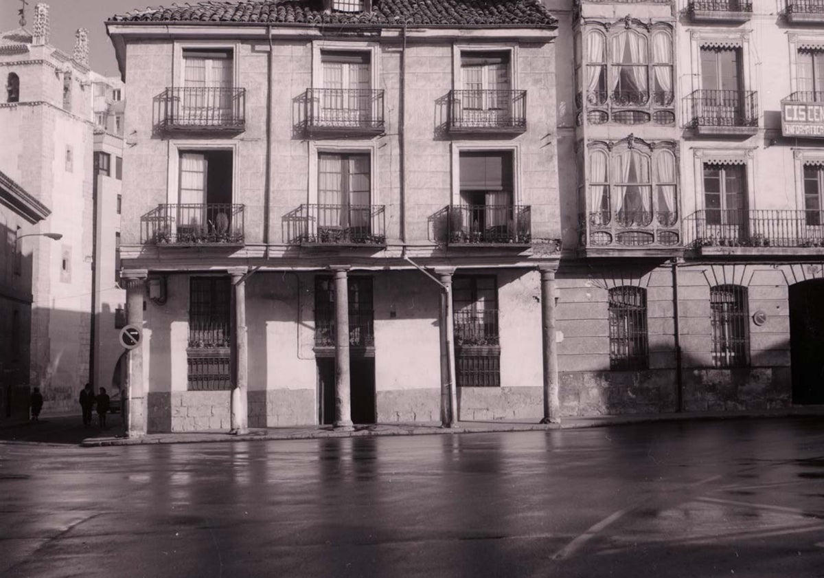 Imagen principal - Arriba, la Plaza de Santa Ana, donde estuvo la oficina de Telégrafos después de trasladarse desde la calle Veinte de Febrero. El edificio definitivo, inaugurado en 1922, y Daniel Blanco en 1893.